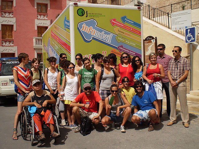 La directora del Instituto de la Juventud de la Región, Verónica López, visitó hoy el campo de trabajo sociocultural de Ulea, Foto 1