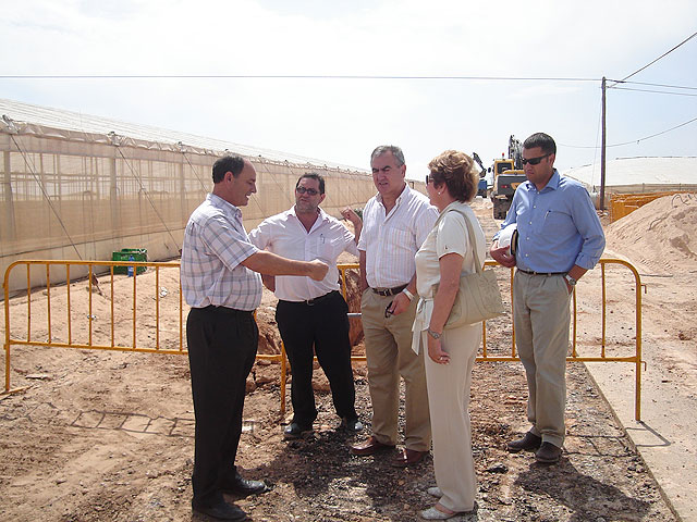 Técnico Ayuntamiento, concejal SEguridad, Manuel Leal, Delegado Gobierno, RAfael Martínez Tovar, alcaldesa de San Javier Pepa García y técnico obra, junto a la zanja de canalización de sanemamiento hasta el centro hospitalario, Foto 1
