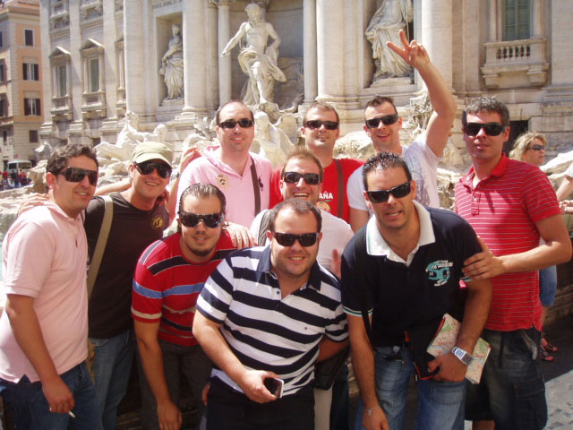 Miembros de la Tuna en la Fontana de Trevi, Foto 1