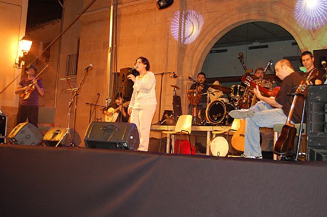 La velada folk con el Grupo Azarbe y Curro Piñana trajo la música tradicional a la plaza de Arriba de Jumilla - 1, Foto 1
