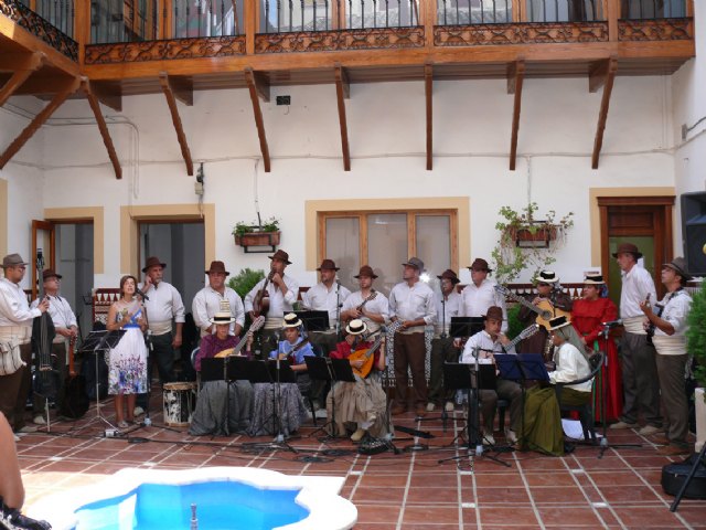 La gala de las comunidades y la actuación de un grupo ruso pone el punto final al Festival de Folklore - 1, Foto 1