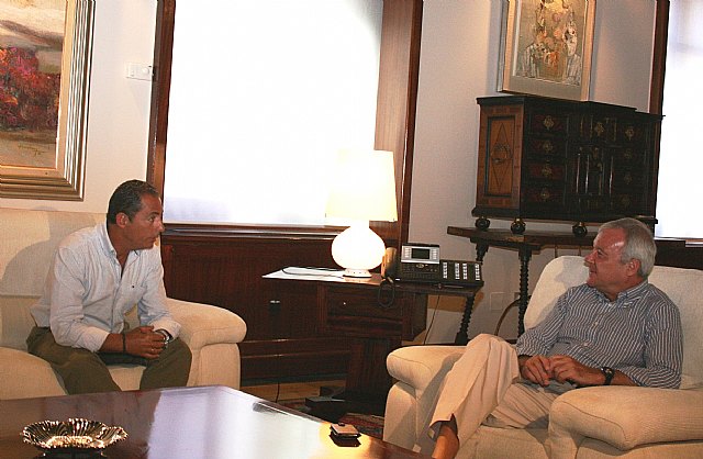 El jefe del Ejecutivo regional recibió hoy al presidente del Colegio Oficial de Médicos, Rodolfo Castillo / CARM, Foto 1