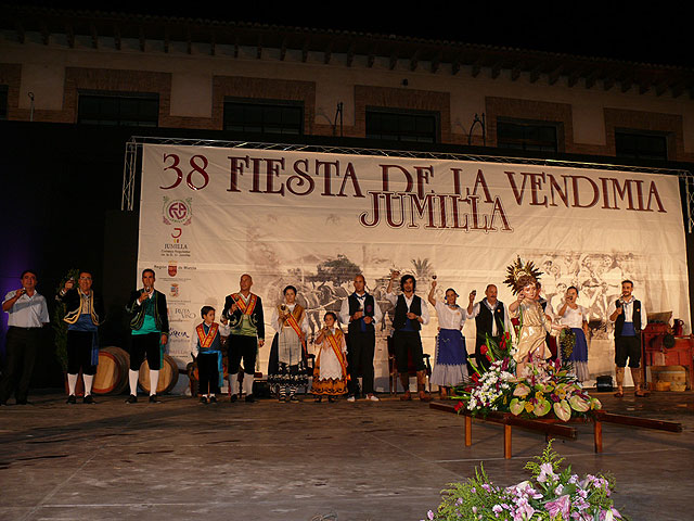 Centenares de personas asistieron al acto de la ofrenda de uvas y obtención del primer mosto - 2, Foto 2
