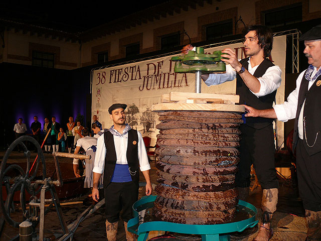 Centenares de personas asistieron al acto de la ofrenda de uvas y obtención del primer mosto - 3, Foto 3