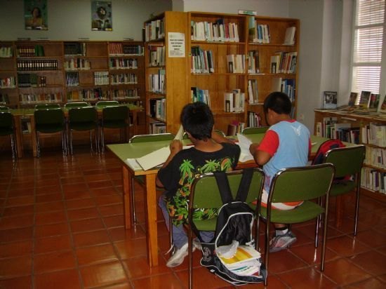 La sala de estudio de la biblioteca municipal, tras la ampliación de su horario para los exámenes de septiembre, abrirá  este sábado 29 de agosto, Foto 1