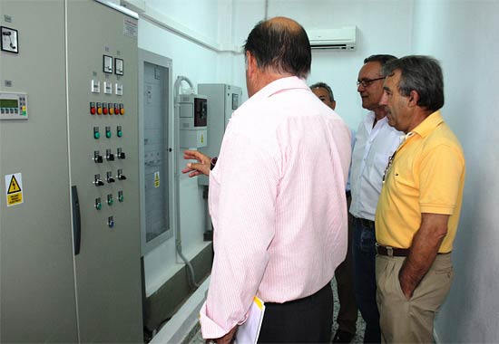  El consejero de Agricultura y Agua, Antonio Cerdá, y el alcalde de Ceutí, Pascual Lorente, pusieron hoy en funcionamiento el bombeo del nuevo colector de aguas residuales de la zona oeste del municipio., Foto 1