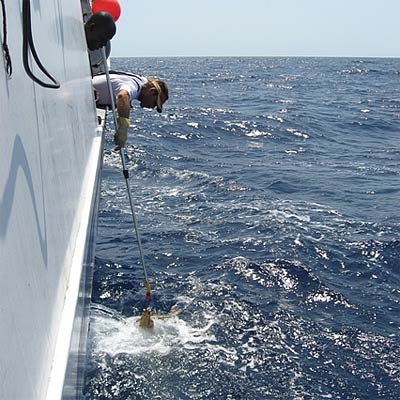 pescador cortando el sedal a ras de a boca, Foto 4