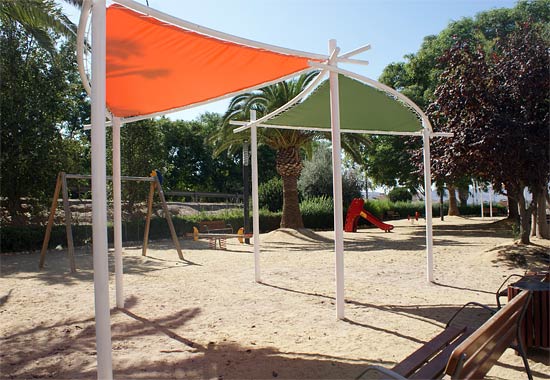 El Ayuntamiento instala nuevas zonas de sombraje en los parques y jardines del municipio - 1, Foto 1