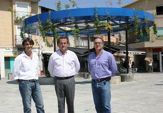 De izquierda a derecha, el artista y responsable del diseño de remodelación de la plaza del Ayuntamiento, Carlos Callizo, el director general de Administración Local, Javier Iniesta, y el alcalde de Ceutí, Pascual Lorente, Foto 1