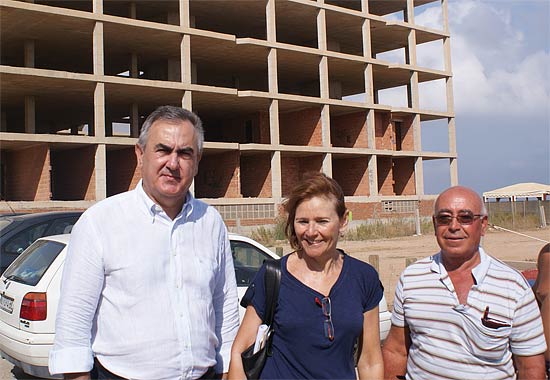  el Delegado del Gobierno, Rafael González Tovar, junto a la Jefa de la Demarcación de Costas frente al edificio en Playa Honda, Foto 1