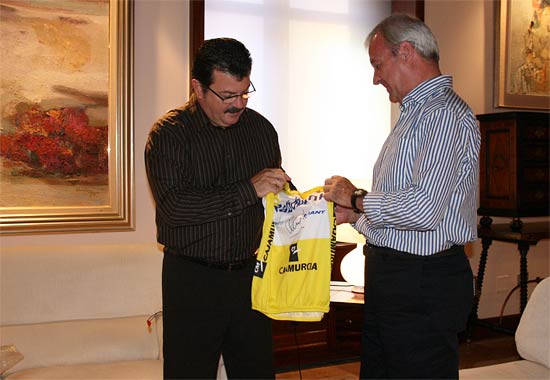 Ramón Luis Valcárcel (d), recibió de Francisco Guzmán (i), un maillot amarillo firmado por Denis Menchov, ganador de este año de esta competición / CARM, Foto 1