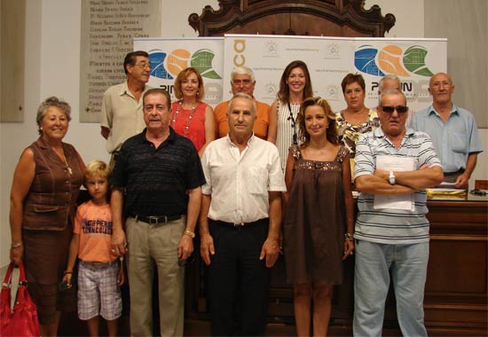 El programa “Vuelta al Cole”, en el que un grupo de mayores se han encargado de dar paso en la puertas de los colegios de Lorca, ha sido un éxito en esta primera edición - 1, Foto 1
