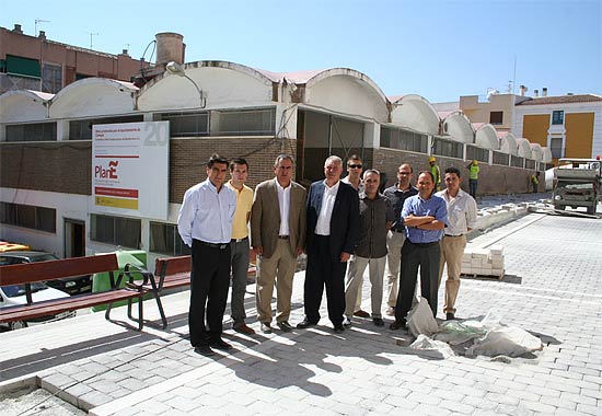 El delegado del gobierno (tercero por la izquierda) y el alcalde (cuarto por la izquierda) durante la visita a las obras de la calle La Tercia, Foto 1