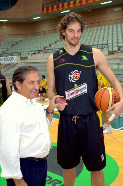 Pau Gasol se abona al Club Baloncesto Murcia - 1, Foto 1