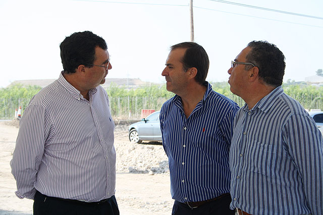 El consejero de Obras Públicas y Ordenación del Territorio, José Ballesta, acompañado de los alcaldes de Molina de Segura, Eduardo Contreras, y de Fortuna, Matías Carrillo, Foto 3