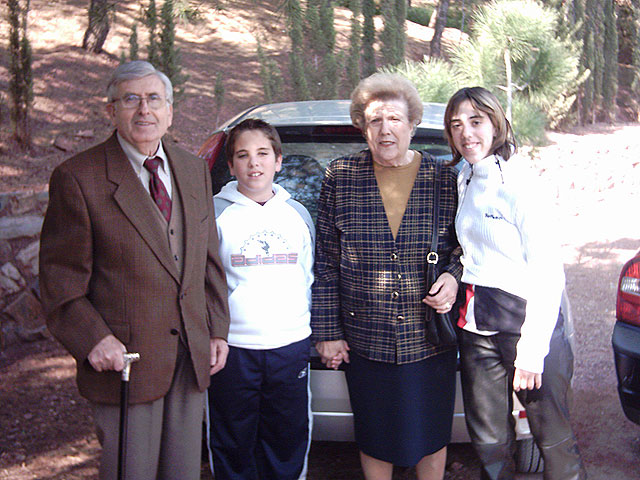 Manuel Victoria Conesa junto a su mujer y dos nietos, Foto 1