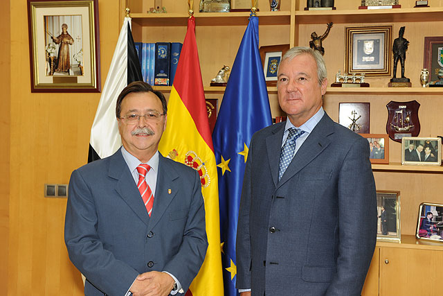 El presidente de la Comunidad Autónoma, Ramón Luis Valcárcel, y el presidente ceutí, Juan Jesús Vivas, durante la visita institucional del jefe del Ejecutivo murciano a la Ciudad Autónoma para participar en los actos conmemorativos del Día de Ceuta que se celebran mañana, Foto 1