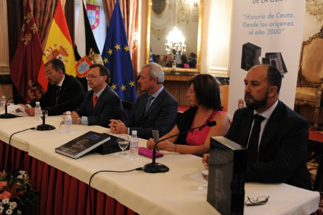 El presidente de la Comunidad Autónoma, Ramón Luis Valcárcel, durante la presentación de la enciclopedia sobre la historia de Ceuta,  , Foto 2