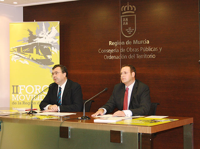 El consejero de Obras Públicas y Ordenación del Territorio, José Ballesta (izda.), acompañado del director gerente de la Entidad Pública del Transporte, José Guillén (dcha.), durante la presentación del II Foro de la Movilidad, Foto 1