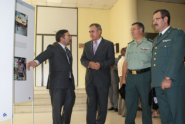 El Delegado del Gobierno, Rafael González Tovar, en la exposición del 50 Aniversario de Tráfico, Foto 3