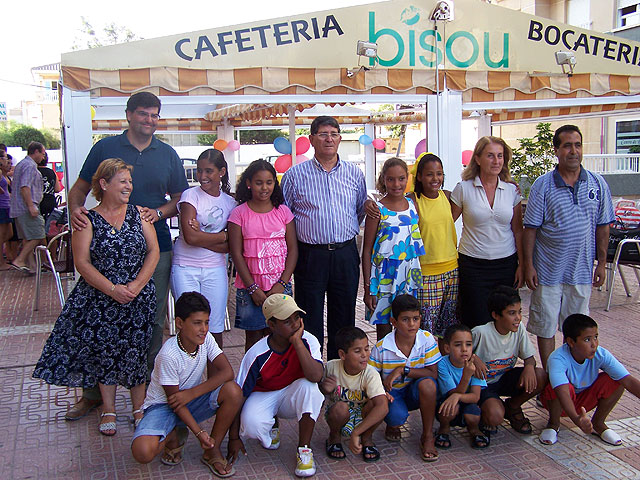 El Ayuntamiento ofreció ayer una merienda de despedida a los niños saharauis y a sus familias de acogida - 1, Foto 1