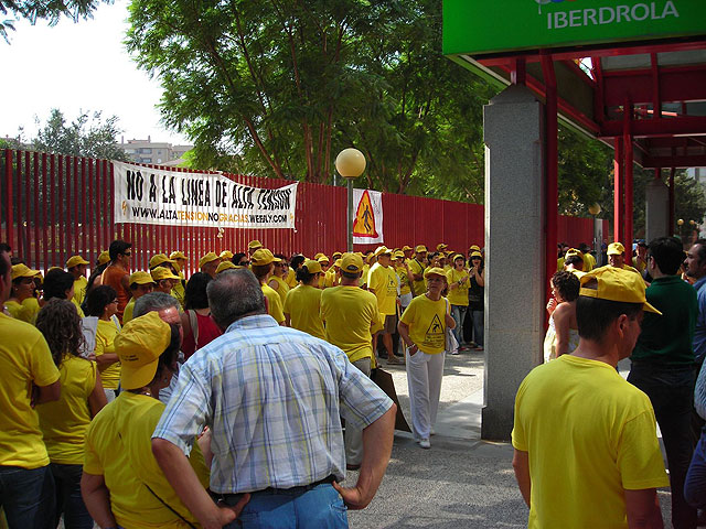 Vecinos y ecologistas protestan contra una línea de alta tensión - 1, Foto 1