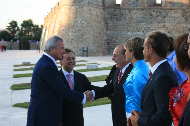 El presidente de la Comunidad Autónoma, Ramón Luis Valcárcel, acompañado del presidente de Ceuta, Juan Jesús Vivas, a su llegada al Patio de Armas del Conjunto Monumental de las Murallas Reales, donde tuvo lugar el acto institucional del Día de la Ciudad Autónoma, Foto 1