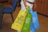 La Concejala de Medio Ambiente comienza a repartir la Tribolsa para la separacin de residuos