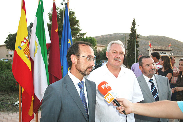 El consejero de Universidades, Empresa e Investigación, Salvador Marín, y el alcalde de Cehegín José Soria, inauguraron en la tarde del jueves las obras de urbanismo comercial del barrio de la plaza de toros, Foto 1