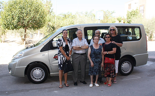 Obras Públicas subvenciona la compra de un vehículo adaptado para la Asociación de Familiares y Enfermos Mentales de Cieza - 1, Foto 1