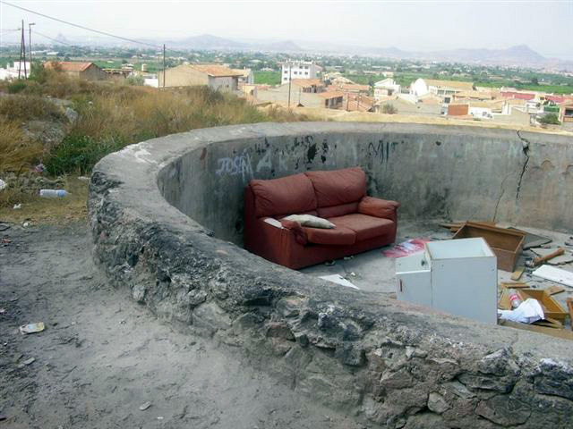 Los socialistas de Los Ramos denuncian el lamentable estado de abandono que soporta el entorno de las viviendas sociales - 1, Foto 1