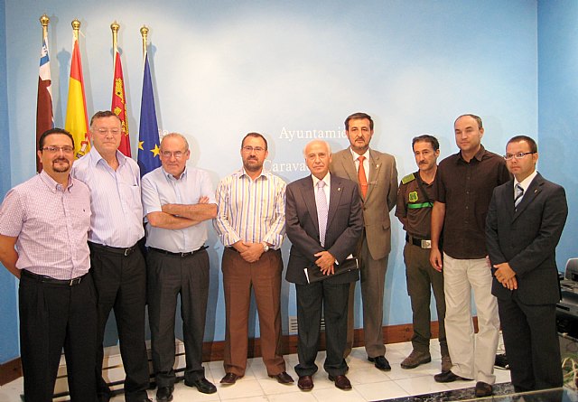 El alcalde de Caravaca de la Cruz, Domingo Aranda, tercero por la izquierda, seguido del director general de Patrimonio Natural y Biodiversidad, Pablo Fernández, y el responsable de relaciones institucionales de La Caixa en Murcia, José Antonio Meseguer, acompañados por técnicos de la Consejería de Agricultura y Agua y el Ayuntamiento de Caravaca durante la presentación de las obras de acondicionamiento y restauración de los espacios verdes en torno al castillo del municipio, Foto 1