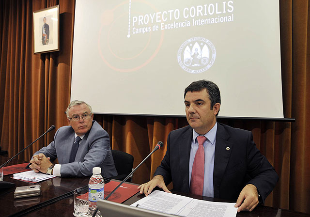 El rector José Antonio Cobacho (i) y el vicerrector de Investigación Juan María Vázquez(d), Foto 1