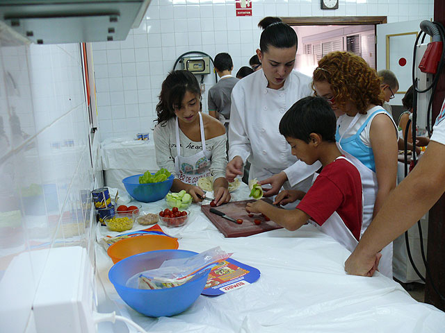 Un total de 16 niños y niñas han aprendido a realizar platos de cocina fría en un curso realizado por la Concejalía de Mujer - 2, Foto 2