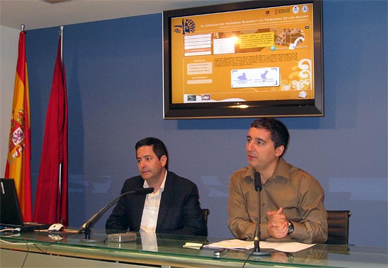 El consejero de Cultura y Turismo, Pedro Alberto Cruz, y el director general de Bellas Artes y Bienes Culturales, Enrique Ujaldón, en la presentación de la web consejodehombresbuenos.es, Foto 1