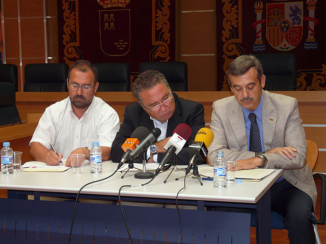 De izquierda a derecha el director general de Patrimonio Natural y Biodiversidad, Pablo Fernández, el alcalde de Molina de Segura, Eduardo Contreras, y el representante de La Caixa , Foto 3