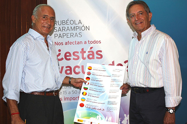 El Director General de Salud Pública, Francisco García Ruiz y el jefe de servicio de Prevención y Protección de la Salud de la Consejería de Sanidad y Consumo sostienen el cartel informativo de la Triple Vírica, escrito en ocho idiomas, Foto 1