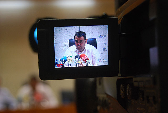 El primer edil anuncia el compromiso del equipo de gobierno por reforzar el apoyo a los sectores productivos del municipio para revitalizar la economía local, Foto 1