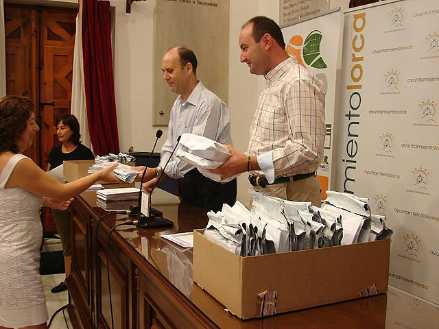 El Ayuntamiento reparte 90.000 vales para que los escolares disfruten de las atracciones feriales por un euro - 1, Foto 1