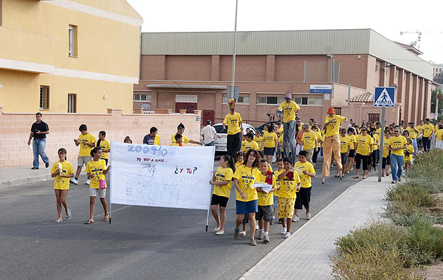 Una tamborilada recorre los barrios de Los Mateos, Lo Campano y Santa Lucia, animando a los jóvenes en la vuelta a las aulas - 1, Foto 1