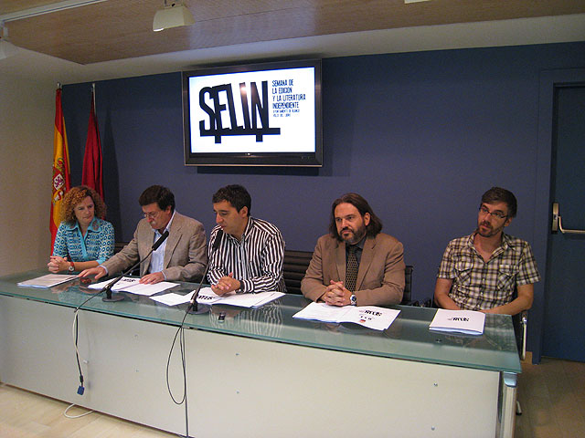 El consejero de Cultura y Turismo, Pedro Alberto Cruz, junto al alcalde de Blanca, Rafael Laorden, el vicerrector de Extensión Universitaria de la Universidad de Murcia, Francisco Guillermo Díaz, la directora del Área de Negocio de La Caixa, Rosa Ríos, y los coordinadores del proyecto SELIN, Antonio Ubero y Alfonso García-Villalba, Foto 1