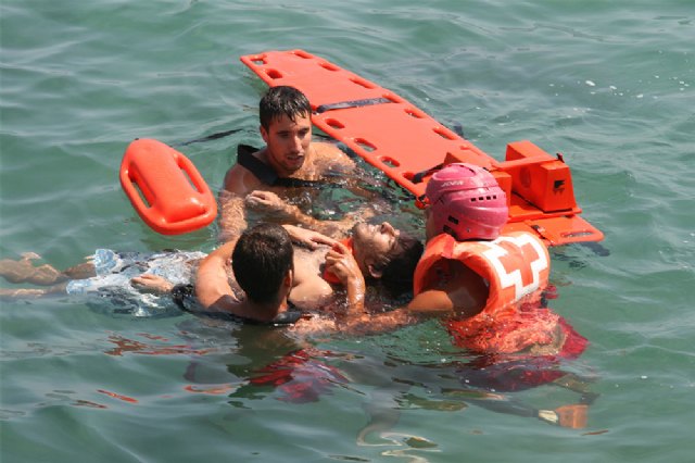 Cruz Roja de Águilas realiza 1.385 intervenciones durante la segunda quincena de Agosto, dentro del Plan de Cobertura de Playas COPLA 09 - 1, Foto 1