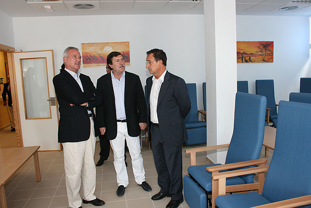 El presidente de la Comunidad, Ramón Luis Valcárcel, acompañado por el consejero de Política Social, Mujer e Inmigración, Joaquín Bascuñana, y el alcalde de Blanca, Rafael Laorden, Foto 1