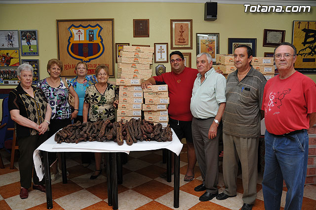La Peña Barcelonista de Totana reparte lotes de productos alimenticios excedentarios de la Trobada - 1, Foto 1