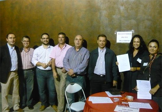 El secretario general del PSOE en Lorca, Diego Ferra (3i) junto a militantes de base y cargos orgánicos e institucionales de la Agrupación, Foto 2
