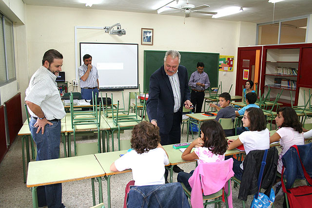 El alcalde de Cehegín, José Soria, y el concejal de Educación, Nicolás del Toro, han inaugurado el curso escolar 2009/10 - 2, Foto 2