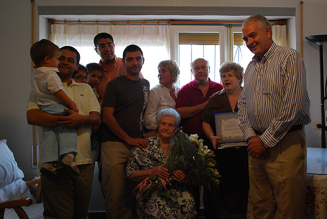 El alcalde de Abarán felicita a Mercedes Carrasco por su 100 cumpleaños - 1, Foto 1