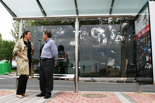 La directora general de Transportes y Puertos, Carmen Sandoval, acompañada del concejal de Obras Públicas de Molina de Segura, Daniel Soltero, Foto 1