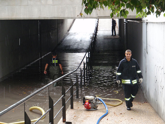 El Servicio de Emergencias Municipal de Lorca ha efectuado ocho intervenciones debido a las fuertes lluvias que acontecieron ayer por la tarde - 1, Foto 1