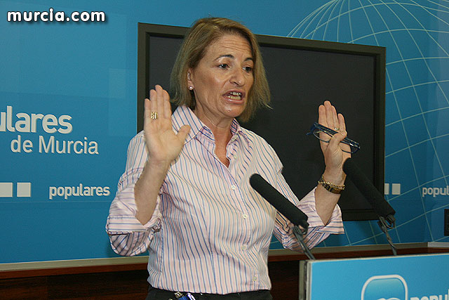 La presidenta del PP en Totana, Isabelle Nau, en rueda de prensa / Murcia.com, Foto 1